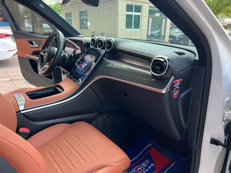 Mercedes-Benz GLC 2023 GLC 260 L 4MATIC Dynamic 7 seat interior photo 18 Mercedes-Benz GLC 2023 GLC 260 L 4MATIC Dynamic 7 seat interior photo 18