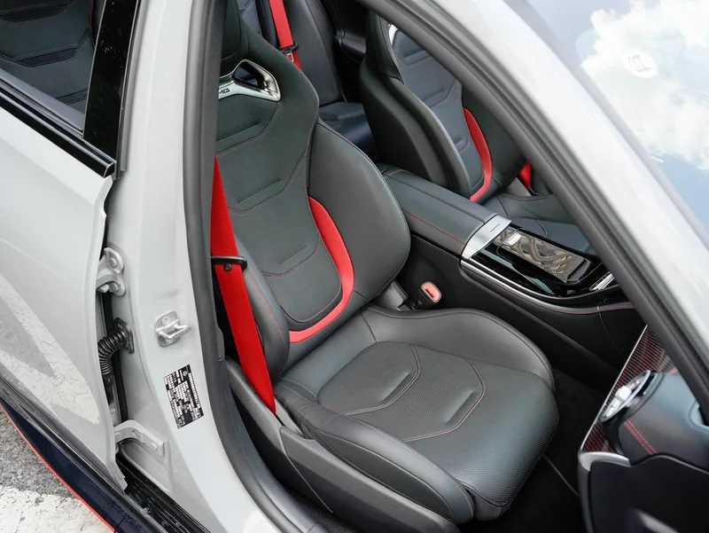 Mercedes-Benz C-Class AMG 2024 AMG C 63 S E Performance F1 Edición especial interior foto 19 Mercedes-Benz C-Class AMG 2024 AMG C 63 S E Performance F1 Edición especial interior foto 19