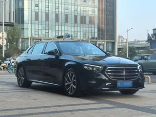 Mercedes-Benz E-Class 2024 Reforma E 300 L Estilo de moda Coche exterior foto 3 Mercedes-Benz E-Class 2024 Reforma E 300 L Estilo de moda Coche exterior foto 3