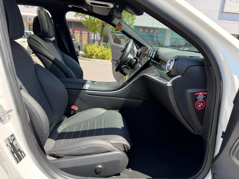 Mercedes-Benz C-Class 2024 C 260 L Sports version interior photo 13 Mercedes-Benz C-Class 2024 C 260 L Sports version interior photo 13