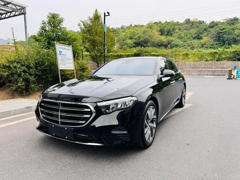 Mercedes-Benz E-Class 2025 E 300 L Estilo de moda Coche exterior foto 1 Mercedes-Benz E-Class 2025 E 300 L Estilo de moda Coche exterior foto 1