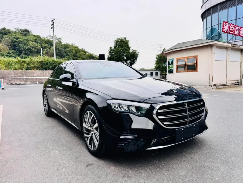 Mercedes-Benz E-Class 2025 E 300 L Estilo de moda Coche exterior foto 3 Mercedes-Benz E-Class 2025 E 300 L Estilo de moda Coche exterior foto 3