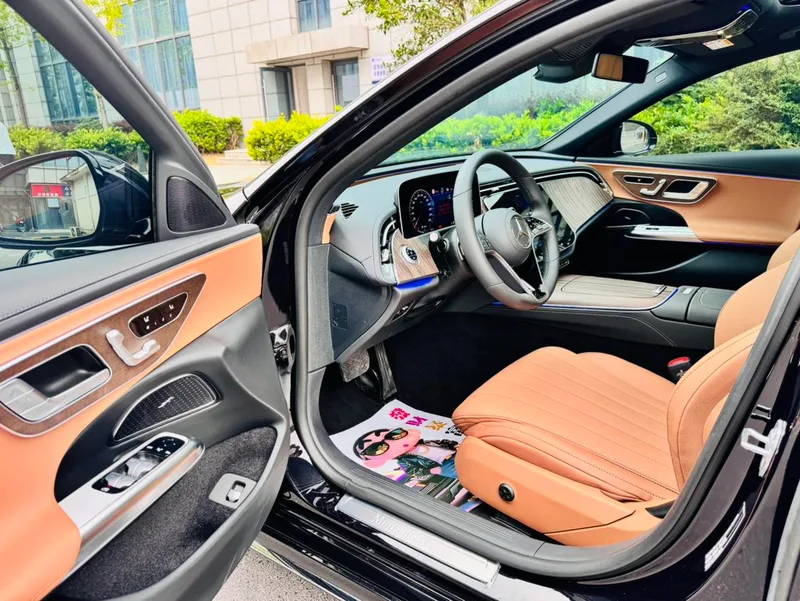 Mercedes-Benz E-Class 2025 E 300 L Estilo de moda Coche exterior foto 5 Mercedes-Benz E-Class 2025 E 300 L Estilo de moda Coche exterior foto 5