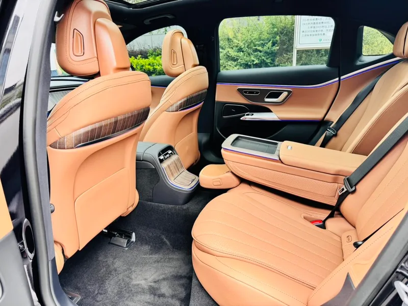 Mercedes-Benz E-Class 2025 E 300 L Estilo de moda Coche interior foto 8 Mercedes-Benz E-Class 2025 E 300 L Estilo de moda Coche interior foto 8