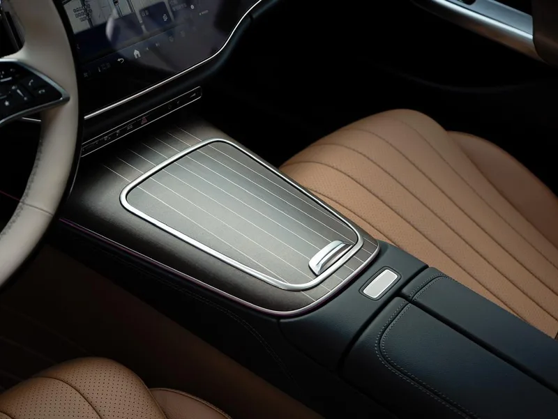 Mercedes-Benz E-Class 2024 E 350 e L Coche interior foto 13 Mercedes-Benz E-Class 2024 E 350 e L Coche interior foto 13