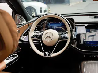 Mercedes-Benz E-Class 2024 E 350 e L Coche interior foto 18 Mercedes-Benz E-Class 2024 E 350 e L Coche interior foto 18