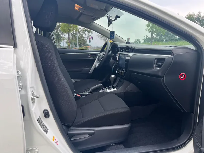 Toyota Corolla 2017 1.6L CVT GL interior photo 9 Toyota Corolla 2017 1.6L CVT GL interior photo 9