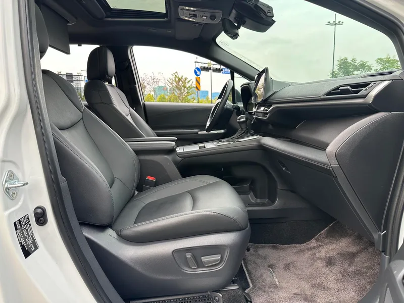Toyota Sienna 2023 Restyling Dual Power 2.5L Platinum Edition interior photo 11 Toyota Sienna 2023 Restyling Dual Power 2.5L Platinum Edition interior photo 11