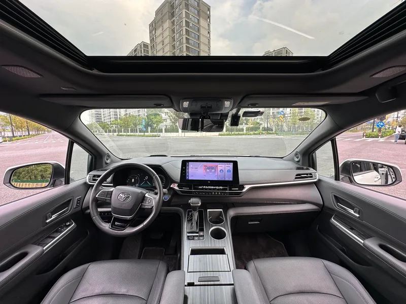 Toyota Sienna 2023 Restyling Dual Power 2.5L Platinum Edition interior photo 12 Toyota Sienna 2023 Restyling Dual Power 2.5L Platinum Edition interior photo 12
