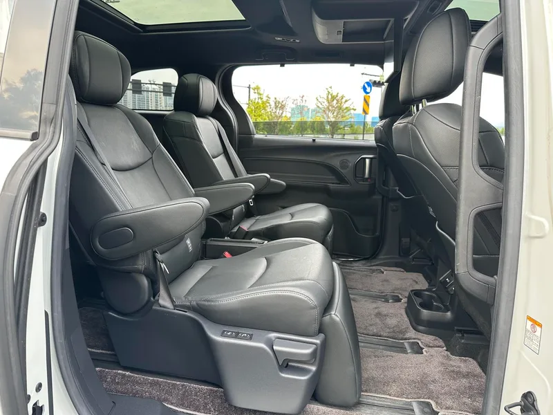 Toyota Sienna 2023 Restyling Dual Power 2.5L Platinum Edition interior photo 13 Toyota Sienna 2023 Restyling Dual Power 2.5L Platinum Edition interior photo 13