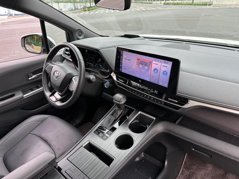 Toyota Sienna 2023 Restyling Dual Power 2.5L Platinum Edition interior photo 14 Toyota Sienna 2023 Restyling Dual Power 2.5L Platinum Edition interior photo 14