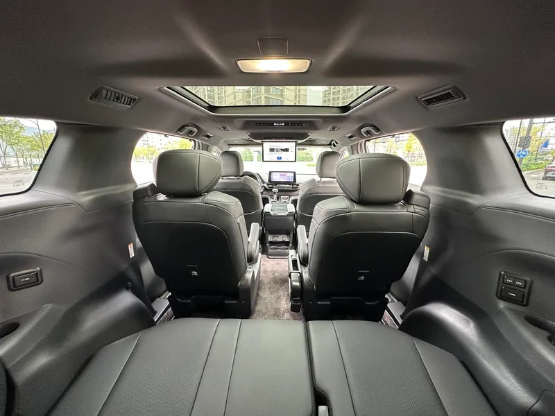 Toyota Sienna 2023 Restyling Dual Power 2.5L Platinum Edition interior photo 15 Toyota Sienna 2023 Restyling Dual Power 2.5L Platinum Edition interior photo 15