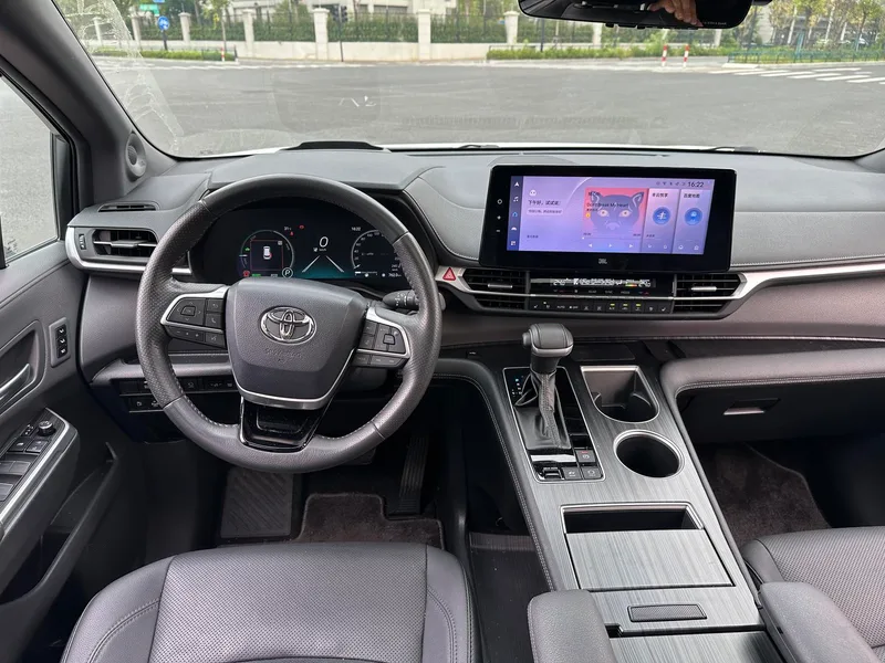 Toyota Sienna 2023 Restyling Dual Power 2.5L Platinum Edition interior photo 16 Toyota Sienna 2023 Restyling Dual Power 2.5L Platinum Edition interior photo 16