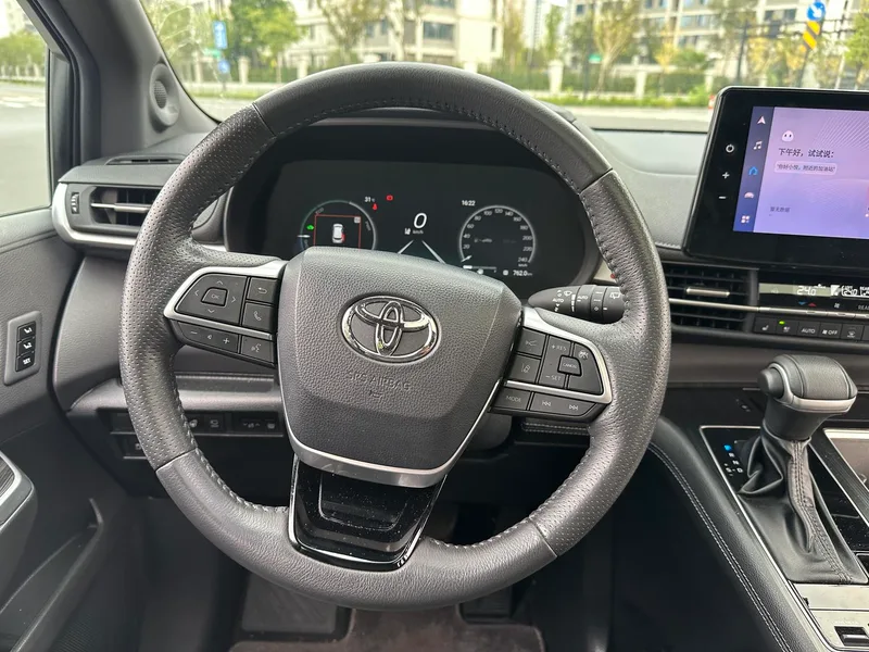 Toyota Sienna 2023 Restyling Dual Power 2.5L Platinum Edition interior photo 17 Toyota Sienna 2023 Restyling Dual Power 2.5L Platinum Edition interior photo 17