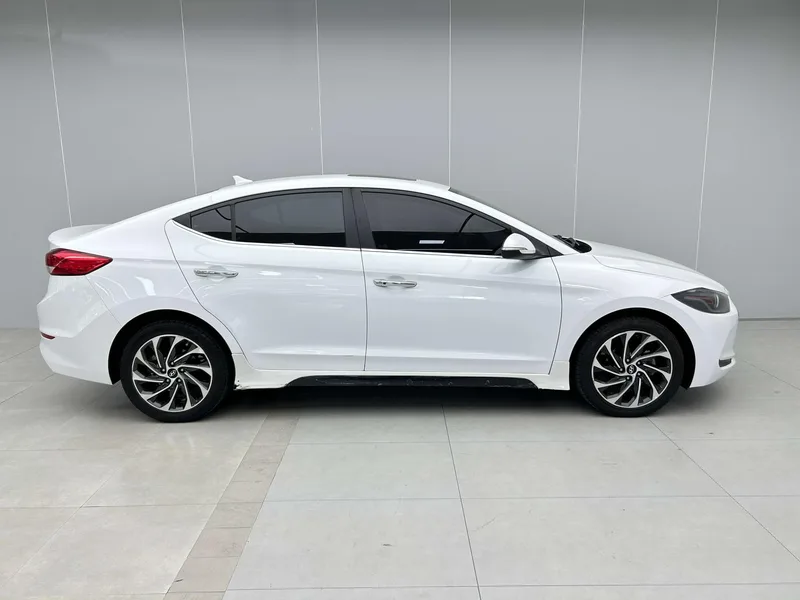 Hyundai Elantra Lingdong 2020 1.4T Doble embrague deslumbrante Tipo de vitalidad exterior foto 3 Hyundai Elantra Lingdong 2020 1.4T Doble embrague deslumbrante Tipo de vitalidad exterior foto 3