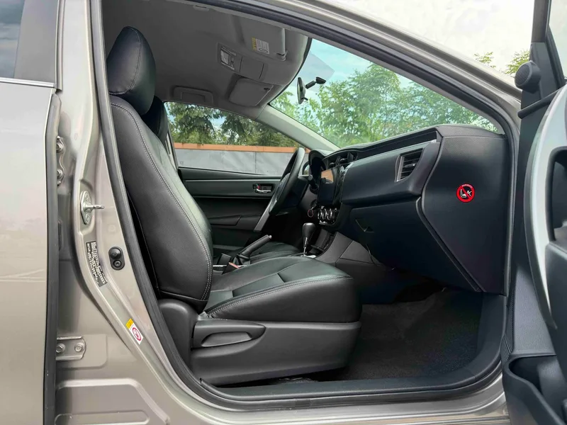 Toyota Corolla 2017 1.6L CVT GL interior photo 12 Toyota Corolla 2017 1.6L CVT GL interior photo 12