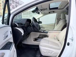 Toyota Sienna 2024 Doble motor 2.5L Edición de platino exterior foto 9 Toyota Sienna 2024 Doble motor 2.5L Edición de platino exterior foto 9
