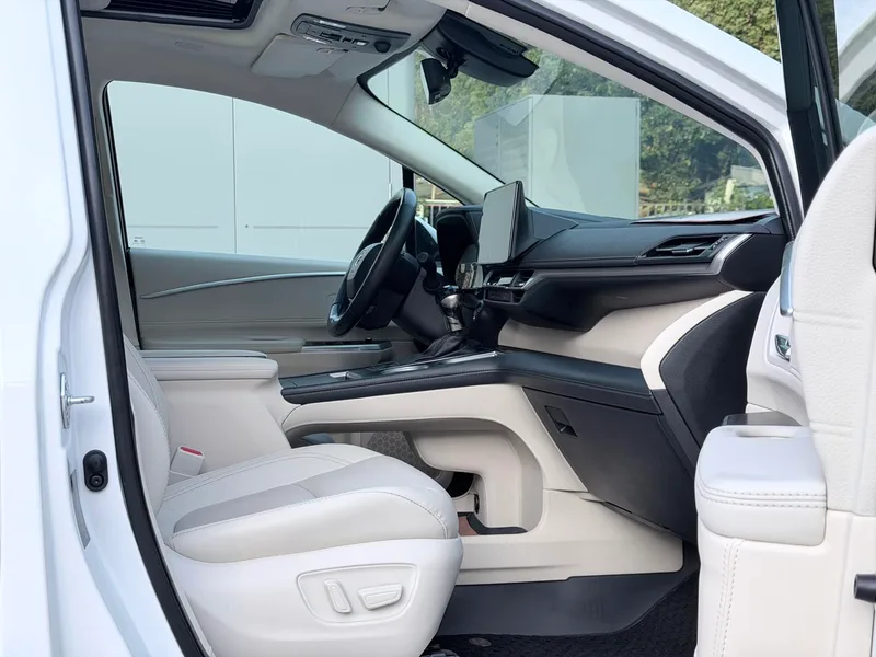 Toyota Sienna 2024 Doble motor 2.5L Edición de platino interior foto 14 Toyota Sienna 2024 Doble motor 2.5L Edición de platino interior foto 14