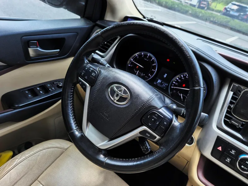 Toyota Highlander 2015 2.0T Four-wheel drive deluxe edition 7 seat interior photo 8 Toyota Highlander 2015 2.0T Four-wheel drive deluxe edition 7 seat interior photo 8
