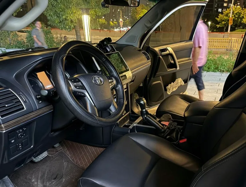 Toyota Prado 2018 3.5L Automatic TX-L Rear spare wheel interior photo 12 Toyota Prado 2018 3.5L Automatic TX-L Rear spare wheel interior photo 12