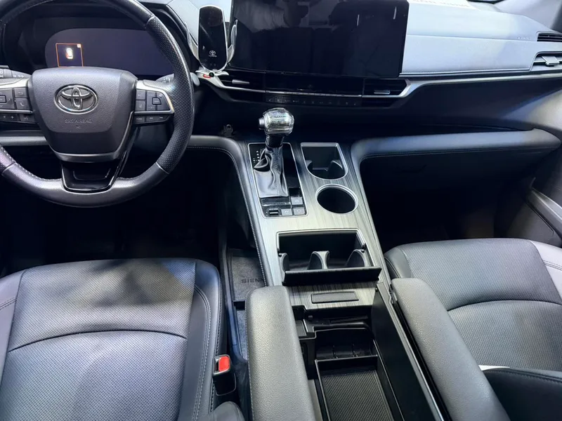 Toyota Sienna 2021 2.5L Hybrid Ultimate Edition interior photo 10 Toyota Sienna 2021 2.5L Hybrid Ultimate Edition interior photo 10