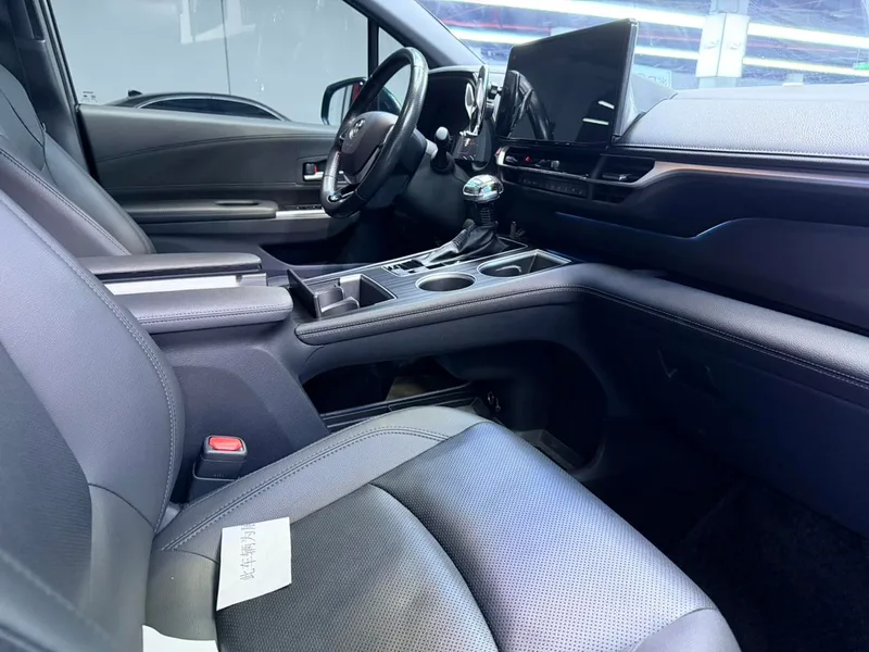 Toyota Sienna 2021 2.5L Hybrid Ultimate Edition interior photo 11 Toyota Sienna 2021 2.5L Hybrid Ultimate Edition interior photo 11