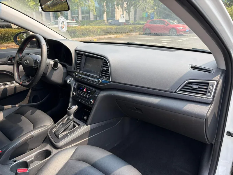 Hyundai Elantra Lingdong 2018 1.4T Dual-clutch dazzle vitality type interior photo 8 Hyundai Elantra Lingdong 2018 1.4T Dual-clutch dazzle vitality type interior photo 8