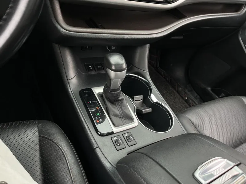 Toyota Highlander 2017 2.0T Four-wheel drive deluxe edition 7 seat interior photo 10 Toyota Highlander 2017 2.0T Four-wheel drive deluxe edition 7 seat interior photo 10