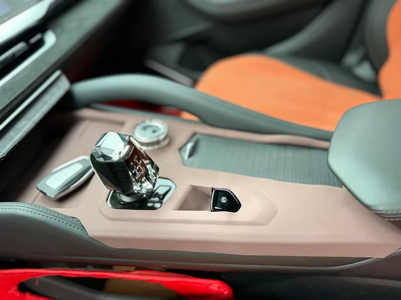 Geely Monjaro 2024 2.0TD High-power automatic two-wheel drive skyline version interior photo 16 Geely Monjaro 2024 2.0TD High-power automatic two-wheel drive skyline version interior photo 16