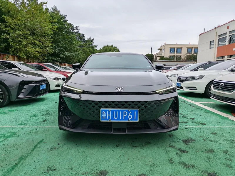 Changan UNI-V 2024 1.5T Премиум-класса экстерьер фото 2