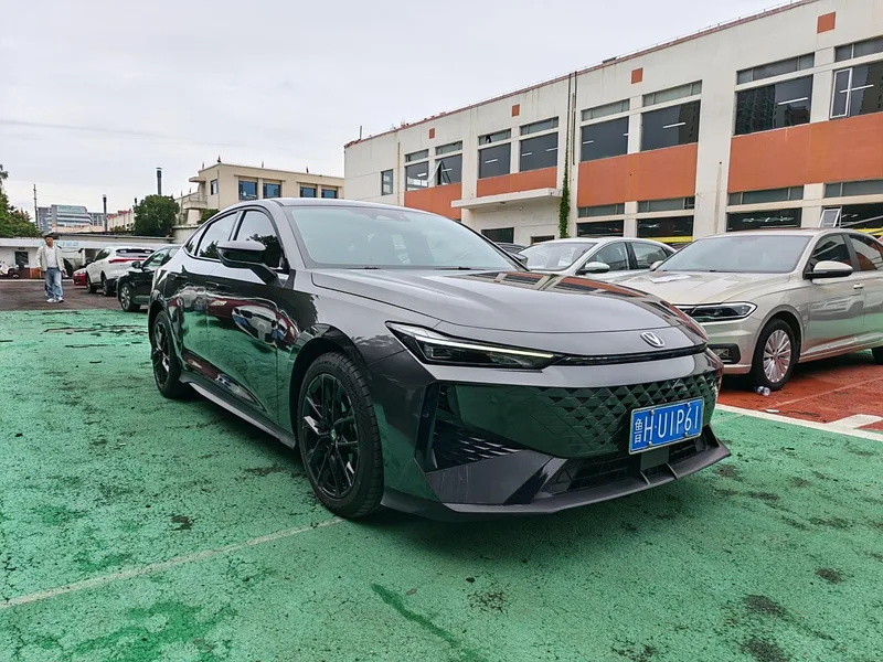 Changan UNI-V 2024 1.5T Премиум-класса экстерьер фото 3