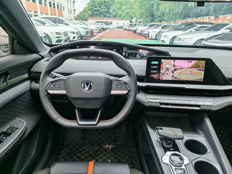 Changan UNI-V 2024 1.5T Премиум-класса интерьер фото 9