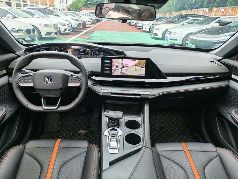 Changan UNI-V 2024 1.5T Премиум-класса интерьер фото 11
