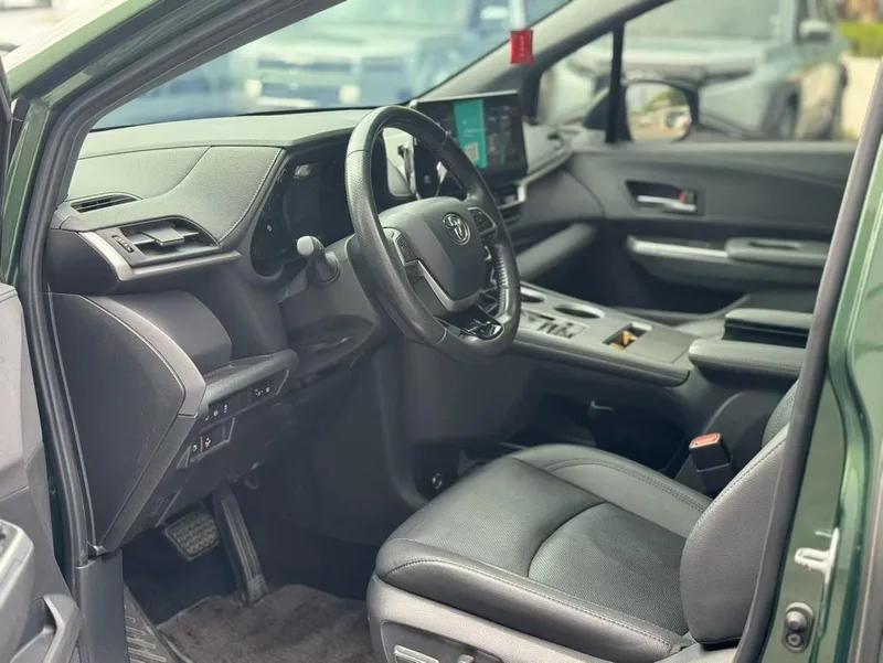 Toyota Sienna 2021 2.5L Hybrid Ultimate Edition interior photo 6 Toyota Sienna 2021 2.5L Hybrid Ultimate Edition interior photo 6