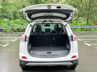 Toyota RAV4 2018 2.5L Élite automatique à quatre roues motrices i Version extérieur photo 8 Toyota RAV4 2018 2.5L Élite automatique à quatre roues motrices i Version extérieur photo 8