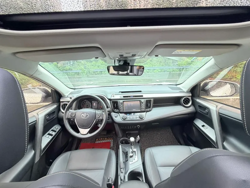 Toyota RAV4 2018 2.5L Élite automatique à quatre roues motrices i Version intérieur photo 12 Toyota RAV4 2018 2.5L Élite automatique à quatre roues motrices i Version intérieur photo 12