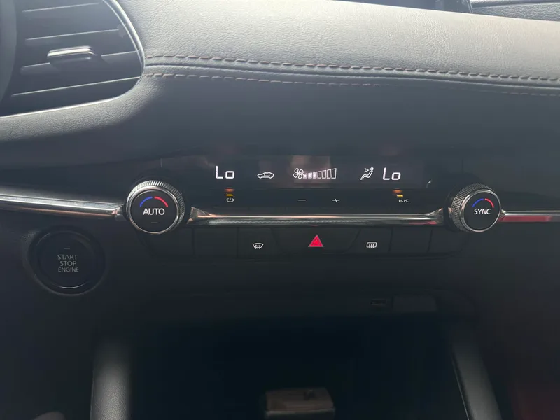 Mazda Mazda3 Axela 2022 2.0L Versión de calidad automática interior foto 14 Mazda Mazda3 Axela 2022 2.0L Versión de calidad automática interior foto 14