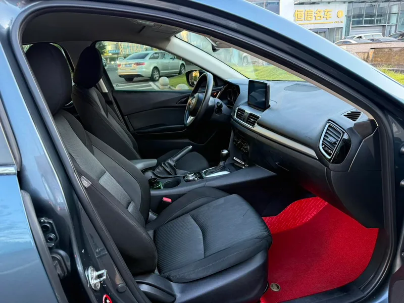 Mazda Mazda3 Axela 2014 Three-box 1.5L Automatic Comfort Type interior photo 15 Mazda Mazda3 Axela 2014 Three-box 1.5L Automatic Comfort Type interior photo 15