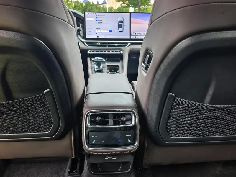 Geely Monjaro 2026 2.0TD High-power automatic four-wheel drive oriental obsidian full moon version interior photo 12 Geely Monjaro 2026 2.0TD High-power automatic four-wheel drive oriental obsidian full moon version interior photo 12