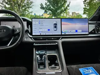 Geely Monjaro 2026 2.0TD High-power automatic four-wheel drive oriental obsidian full moon version interior photo 14 Geely Monjaro 2026 2.0TD High-power automatic four-wheel drive oriental obsidian full moon version interior photo 14