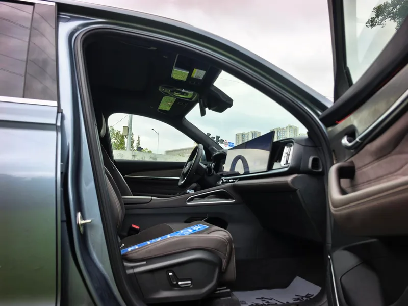 Geely Monjaro 2026 2.0TD High-power automatic four-wheel drive oriental obsidian full moon version interior photo 18 Geely Monjaro 2026 2.0TD High-power automatic four-wheel drive oriental obsidian full moon version interior photo 18