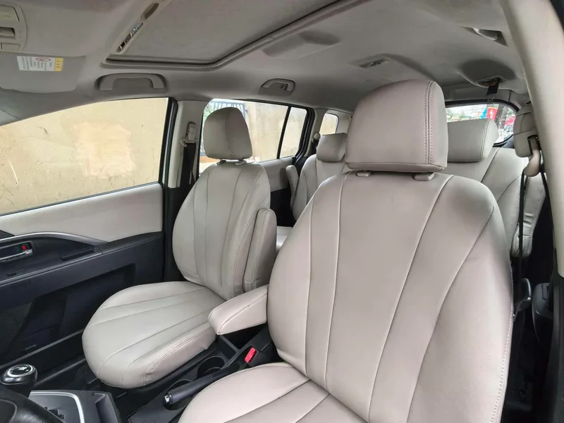 Mazda 5 2013 2.0L Automatic Luxury Model exterior photo 6 Mazda 5 2013 2.0L Automatic Luxury Model exterior photo 6
