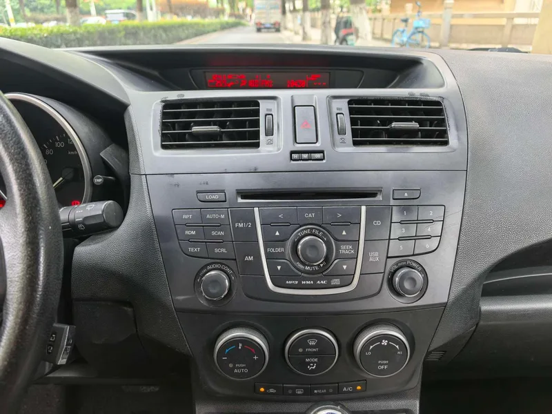 Mazda 5 2013 2.0L Automatic Luxury Model interior photo 13 Mazda 5 2013 2.0L Automatic Luxury Model interior photo 13