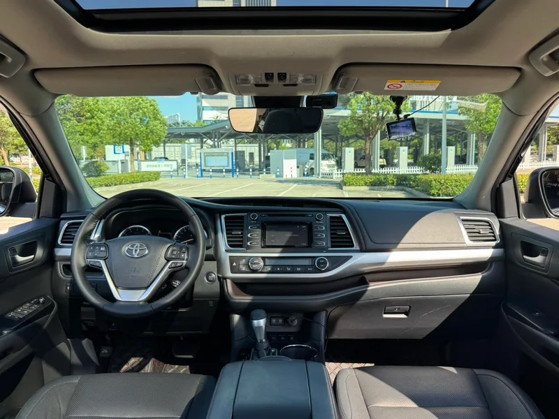 Toyota Highlander 2018 2.0T Four-wheel drive deluxe edition 7 seat Country VI interior photo 14 Toyota Highlander 2018 2.0T Four-wheel drive deluxe edition 7 seat Country VI interior photo 14