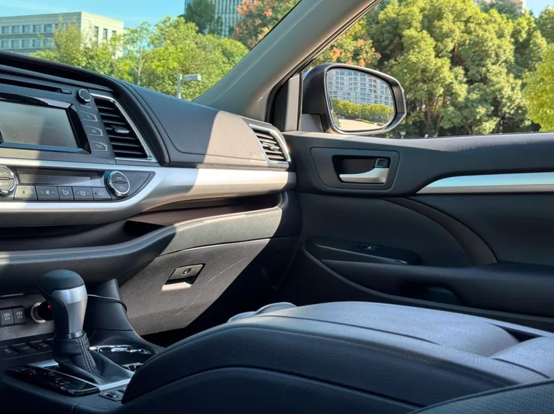 Toyota Highlander 2018 2.0T Four-wheel drive deluxe edition 7 seat Country VI interior photo 16 Toyota Highlander 2018 2.0T Four-wheel drive deluxe edition 7 seat Country VI interior photo 16