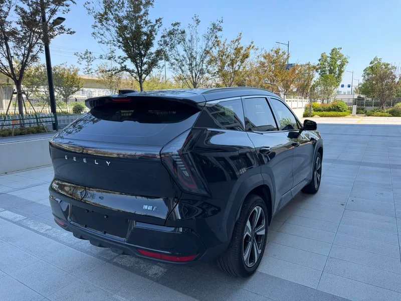 Geely Boyue L 2026 Четвертое поколение 1.5TD DCT Маленькая версия синего света экстерьер фото 9 Geely Boyue L 2026 Четвертое поколение 1.5TD DCT Маленькая версия синего света экстерьер фото 9