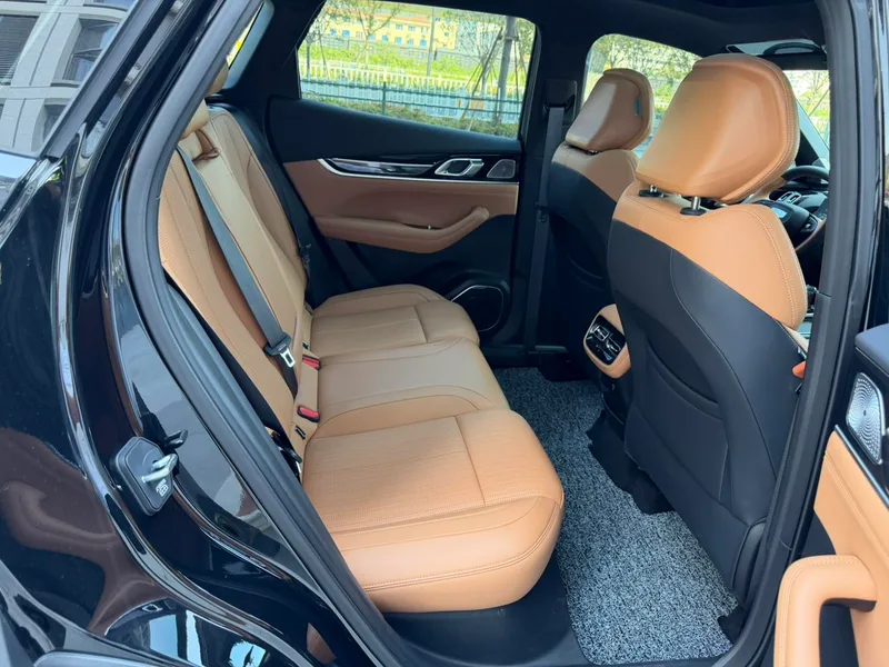 Geely Boyue L 2026 Четвертое поколение 1.5TD DCT Маленькая версия синего света интерьер фото 16 Geely Boyue L 2026 Четвертое поколение 1.5TD DCT Маленькая версия синего света интерьер фото 16