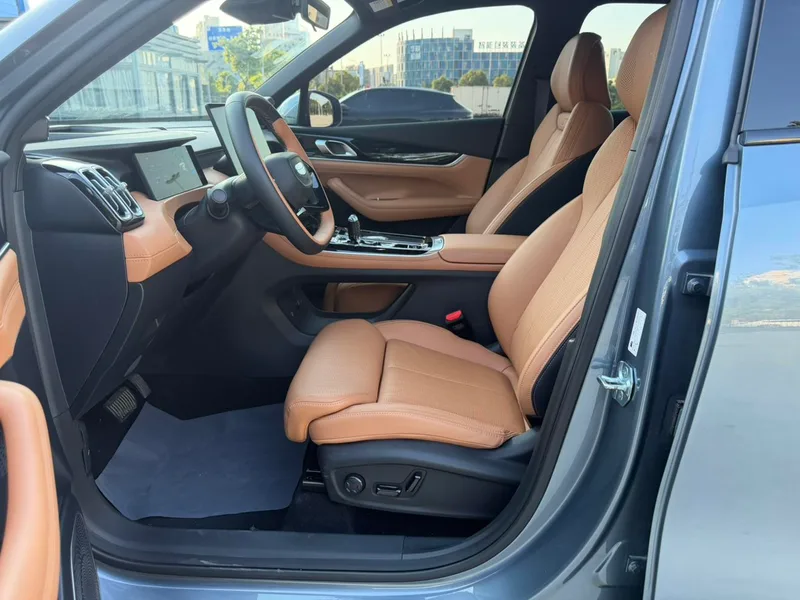 Geely Boyue L 2026 Quatrième génération 1.5TD DCT Petite version lumière bleue extérieur photo 4 Geely Boyue L 2026 Quatrième génération 1.5TD DCT Petite version lumière bleue extérieur photo 4