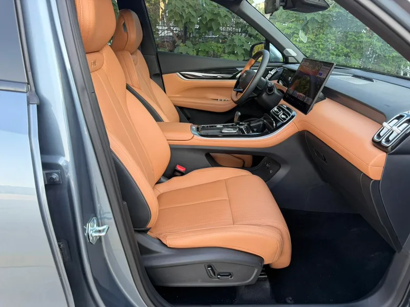 Geely Boyue L 2026 Quatrième génération 1.5TD DCT Petite version lumière bleue extérieur photo 6 Geely Boyue L 2026 Quatrième génération 1.5TD DCT Petite version lumière bleue extérieur photo 6