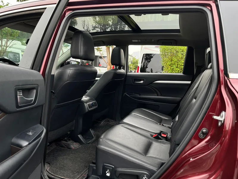 Toyota Highlander 2017 2.0T Édition de luxe à quatre roues motrices 7 Siège intérieur photo 14 Toyota Highlander 2017 2.0T Édition de luxe à quatre roues motrices 7 Siège intérieur photo 14